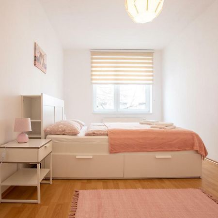 Spacious Apartment In The Old Town Of Bratislava Esterno foto