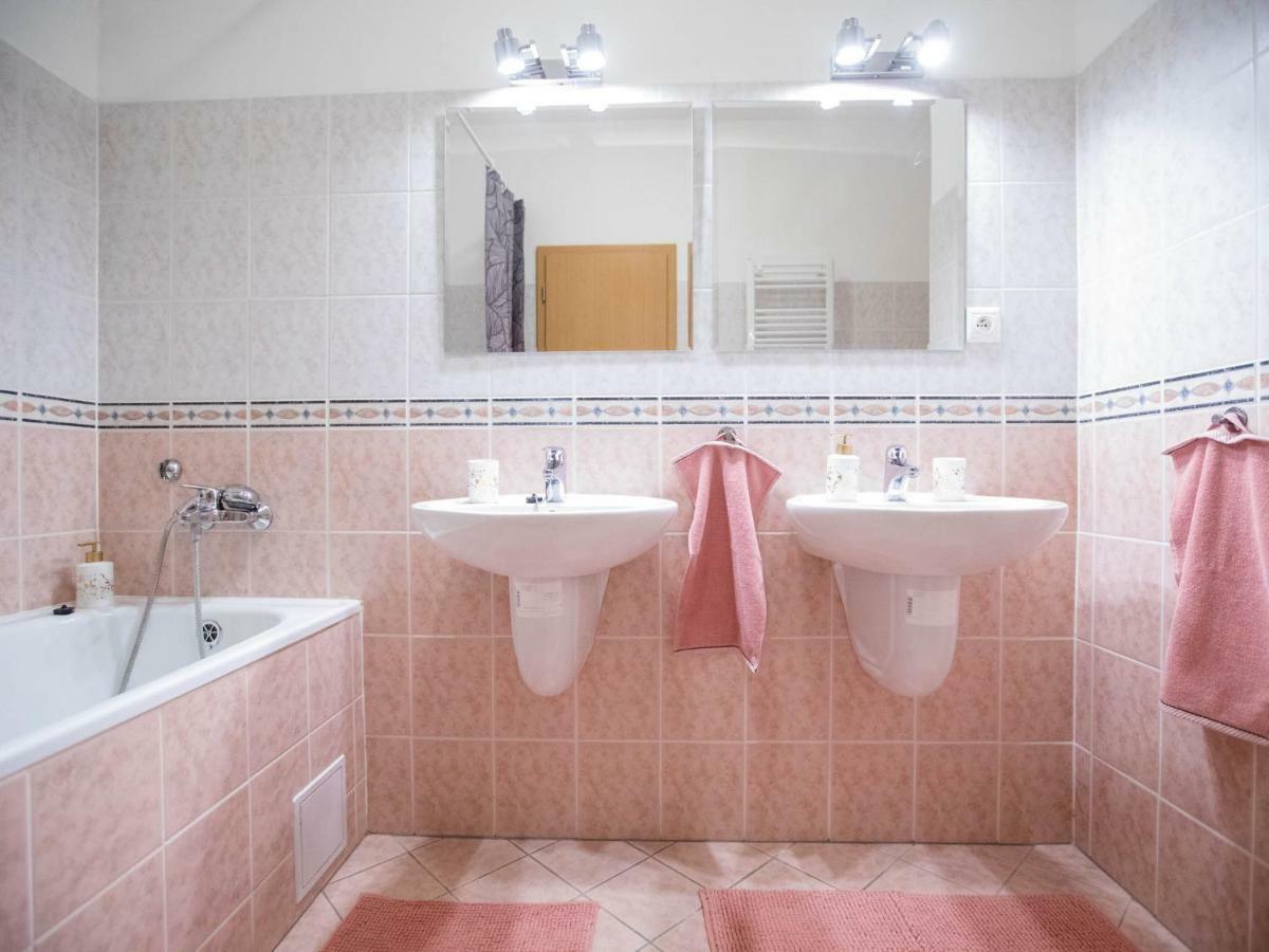 Spacious Apartment In The Old Town Of Bratislava Esterno foto