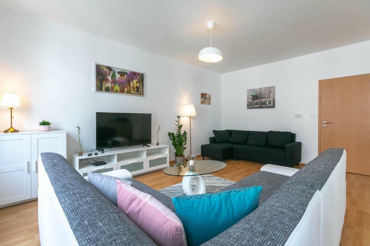 Spacious Apartment In The Old Town Of Bratislava Esterno foto